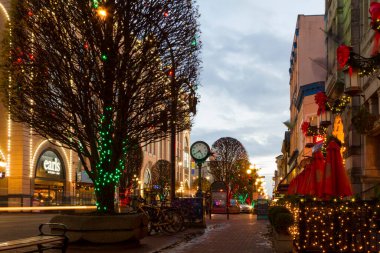 VICTORIA CANADA - 1 Aralık 2016: Şehir Noel için dekore edildi. İnsanlar şehir merkezinde alışveriş yapıyor. Victoria 'nın cazibesi ve güzelliği dünya gezginlerine çok şey katar..