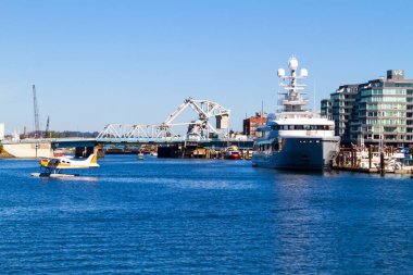 VICTORIA, BC, CanADA - 11 AUG 2016. İç limanda yüzen uçak trafiği. Bu ulaşım çok önemli ve Vitoria ile Vancouver arasında sıklıkla gerçekleşiyor.. 