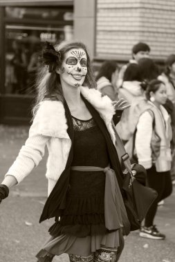 VICTORIA CANADA OCT 31 16: Cadılar Bayramı 'nda neşeli, yaratıcı kostümler giyen ve Wicked Victoria Günü' nde makyaj yapan insanlarla dolu şehir merkezi. Şehrin Cadılar Bayramı 'nda canlanan ihtiraslı bir tarihi var..