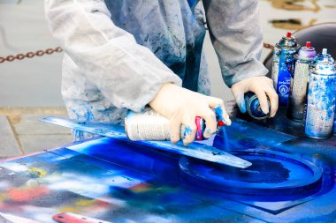 VICTORIA CANADA-OCT 27 2007: Peter Richard ressamı halk kalesinde eserleri üzerinde çalışıyor.