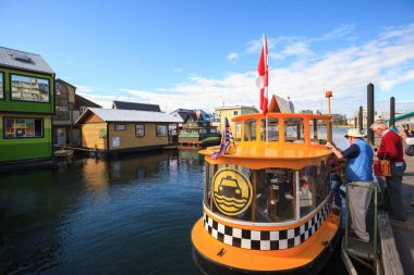 VICTORIA BC CANADA 24 Haziran 2016: Victoria Inner Harbor, Fisherman Wharf gizli bir hazine alanı yüzen evler, Su Taksisi, botlar, rıhtımlar, restoranlar ve eko-tur maceraları