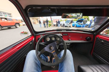 Adam direksiyonlu bir araba kullanıyor.