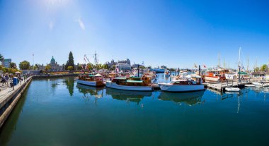 Güneşli bir günde yatları olan şehir limanı