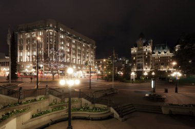 VICTORIA CANADA - 1 Aralık 2016: Şehir Noel için dekore edildi. İnsanlar şehir merkezinde alışveriş yapıyor. Victoria 'nın cazibesi ve güzelliği dünya gezginlerine çok şey katar..