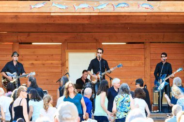 Kanada, Victoria - 21 Temmuz 2016: Victoria Kasaba halkı için yerel müzisyenlerin performansı