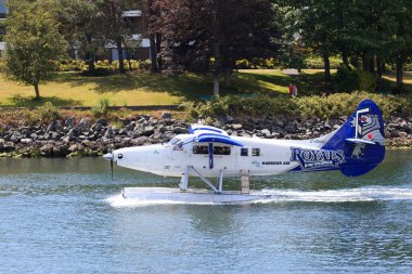 VICTORIA, BC, CanADA - 11 AUG 2016. İç limanda yüzen uçak trafiği. Bu ulaşım çok önemli ve Vitoria ile Vancouver arasında sıklıkla gerçekleşiyor.. 