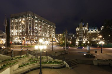 VICTORIA CANADA - 1 Aralık 2016: Şehir Noel için dekore edildi. İnsanlar şehir merkezinde alışveriş yapıyor. Victoria 'nın cazibesi ve güzelliği dünya gezginlerine çok şey katar..