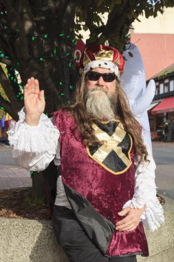 VICTORIA CANADA - 31 Ekim 2016: Wicked Victoria Günü 'nde Cadılar Bayramı' nda yaratıcı kostüm giyen adam. Şehrin Cadılar Bayramı 'nda canlanan ihtiraslı bir tarihi var.. 