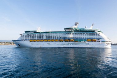 Denizde gemi gezisi.