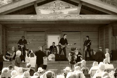 Kanada, Victoria - 21 Temmuz 2016: Victoria Kasaba halkı için yerel müzisyenlerin performansı