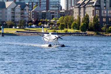 VICTORIA, BC, CanADA - 11 AUG 2016. İç limanda yüzen uçak trafiği. Bu ulaşım çok önemli ve Vitoria ile Vancouver arasında sıklıkla gerçekleşiyor.. 
