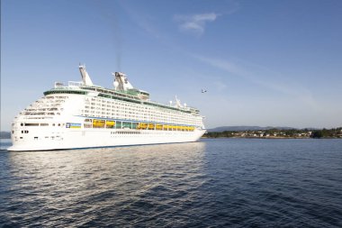 Denizde gemi gezisi.