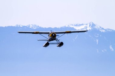 Helikopter gökyüzünde uçuyor