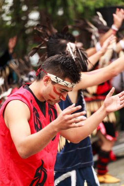 VICTORIA, CANADA - 18 Haziran 2016: Victoria Aborjin Kültür Festivali 'nde ilk yerli dansçılar sahne alacak. Victoria şehir merkezindeki Royal BC Müzesi 'nde muhteşem performanslar..