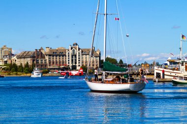 Güneşli bir günde yatları olan şehir limanı