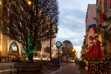 VICTORIA CANADA - 1 Aralık 2016: Şehir Noel için dekore edildi. İnsanlar şehir merkezinde alışveriş yapıyor. Victoria 'nın cazibesi ve güzelliği dünya gezginlerine çok şey katar..