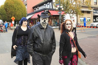 VICTORIA CANADA OCT 31 16: Cadılar Bayramı 'nda neşeli, yaratıcı kostümler giyen ve Wicked Victoria Günü' nde makyaj yapan insanlarla dolu şehir merkezi. Şehrin Cadılar Bayramı 'nda canlanan ihtiraslı bir tarihi var..