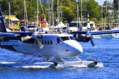 VICTORIA, BC, CanADA - 11 AUG 2016. İç limanda yüzen uçak trafiği. Bu ulaşım çok önemli ve Vitoria ile Vancouver arasında sıklıkla gerçekleşiyor.. 