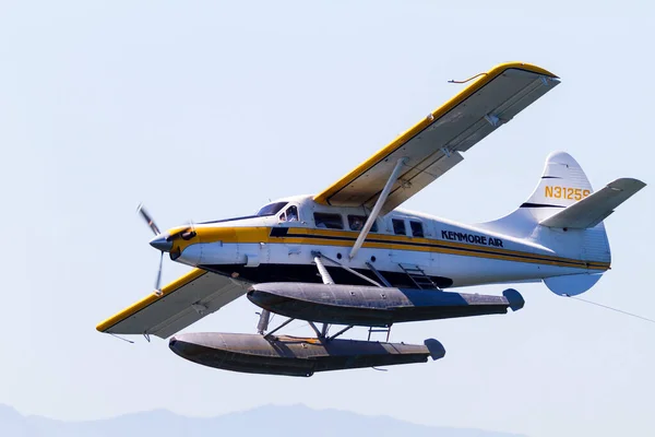 Flugzeug Fliegt Den Blauen Himmel — Stockfoto