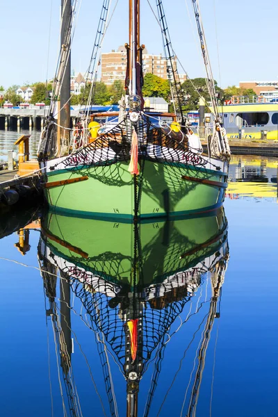 Uitzicht Haven Van Stad Toeristische Boten Overdag — Stockfoto