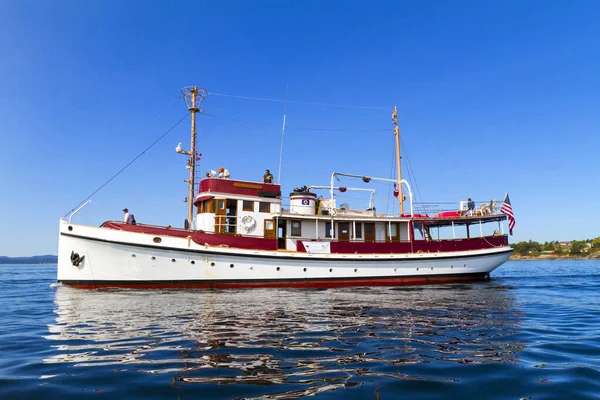 Denizde Kırmızı Balıkçı Teknesi — Stok fotoğraf