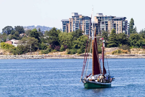 Schönes Schiff Meer Vor Naturkulisse — Stockfoto