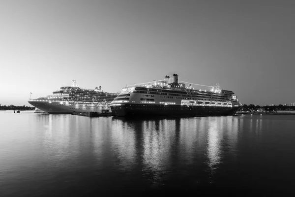 Victoria Canada Jun 2016 Cruise Ships Night Victoria 奥格登角 — 图库照片