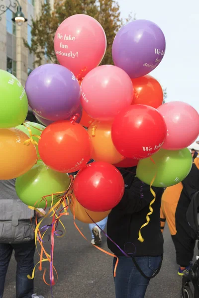 Persona Che Tiene Palloncini Colorati — Foto Stock