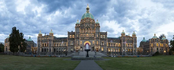 Victoria Canada Jun 2016 Night View Parliament House Downtown Tourists — Foto de Stock