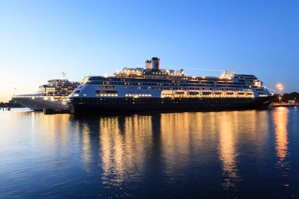 Victoria Canada Jun 2016 Cruise Ships Night Victoria Ogden Point — Stock Photo, Image