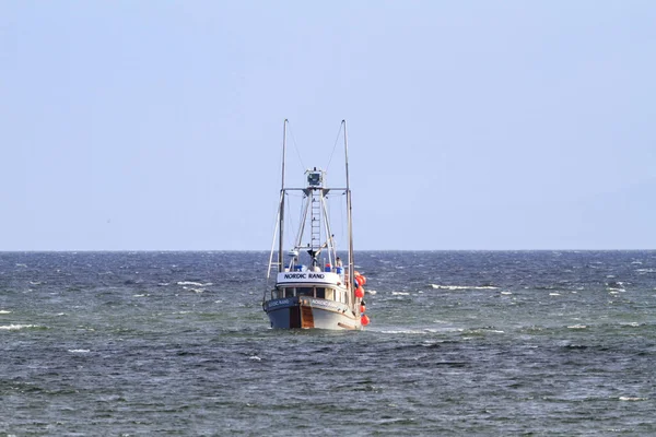 Navio Mar Grande Fundo Céu Azul — Fotografia de Stock