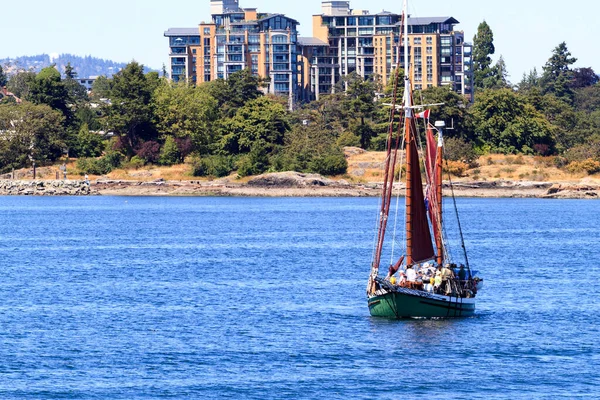 Schönes Schiff Meer Vor Naturkulisse — Stockfoto