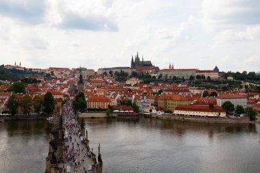 Prag, Çek Cumhuriyeti - Haziran 08 2018. Prag 'daki Charles Köprüsü' ndeki turistlerin panoramik görüntüsü. İnşaatı 1357 'de Kral IV. Charles döneminde başladı. Bugün en çok ziyaret edilen yer.