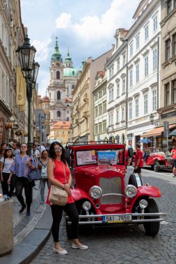 Esmer kadın Prag, Çek Cumhuriyeti 'nde poz veriyor 