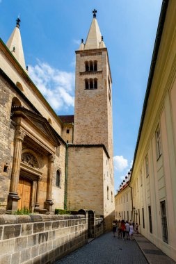 Praque, Çek Cumhuriyeti - 5 Temmuz 2018: Ortaçağ tarzına sahip kale bölgesi turistlerin en çok ziyaret ettiği yerlerden biri.