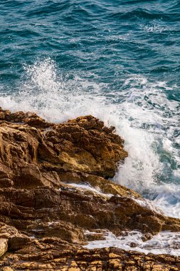 Dalgalar sahile çarpıyor.