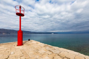 Deniz kıyısındaki deniz feneri