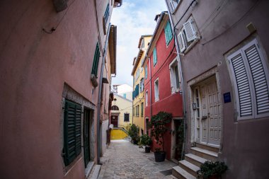 Eski şehrin dar sokaklarında 