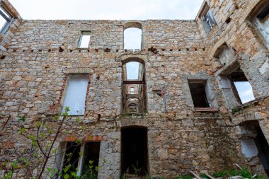 Şehirdeki terk edilmiş eski bina.