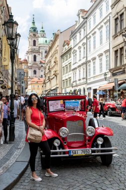 LONDON, BİRLİK KINGDOM - CIRCA EPTESİ 2016: yoldaki eski arabanın yakınındaki sokakta yürüyen turistler 