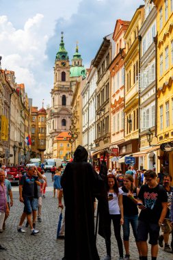Praque, Çek Cumhuriyeti - 5 Temmuz 2018: Ortaçağ tarzına sahip kale bölgesi turistlerin en çok ziyaret ettiği yerlerden biri.