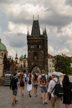 Prag, Çek Cumhuriyeti 08 Haziran 2018. Prag 'daki Charles Köprüsü' nün başında. İnşaatı 1357 'de Kral IV. Charles döneminde başladı. Bugün en çok ziyaret edilen yer.