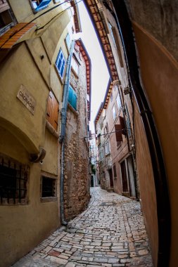 Eski şehrin dar sokaklarında 