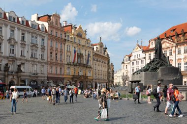 Praque, Çek Cumhuriyeti - 5 Temmuz 2018: Çek tarihinin en önemli şahsiyetlerinden biri olan Jan Hus 'un heykeli ve Golz-Kinsky Sarayı - Praque' daki Eski Kent Meydanı 'ndaki Ulusal Galeri.