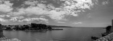 Şehirdeki güzel göl manzarası