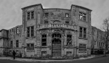 Şehirdeki terk edilmiş eski bina.