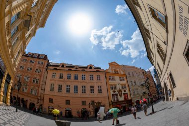 Praque, Çek Cumhuriyeti - 5 Temmuz 2018: Praque şehir merkezi, sokaklarda yürüyen turistler 