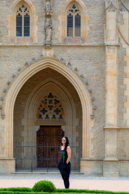 Kadın eski bina arkasında poz veriyor 