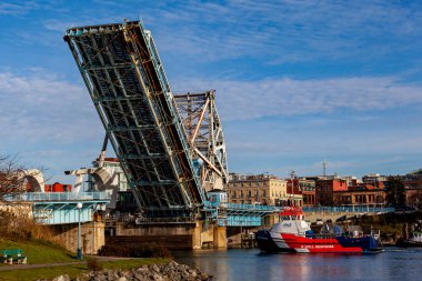 Şehir köprüsü ve arka planda gökyüzü. 