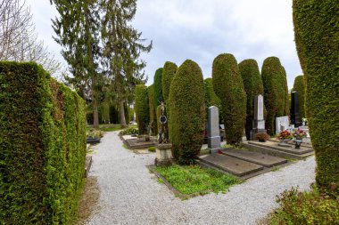 Parkın arka planında güzel bir mezarlık.